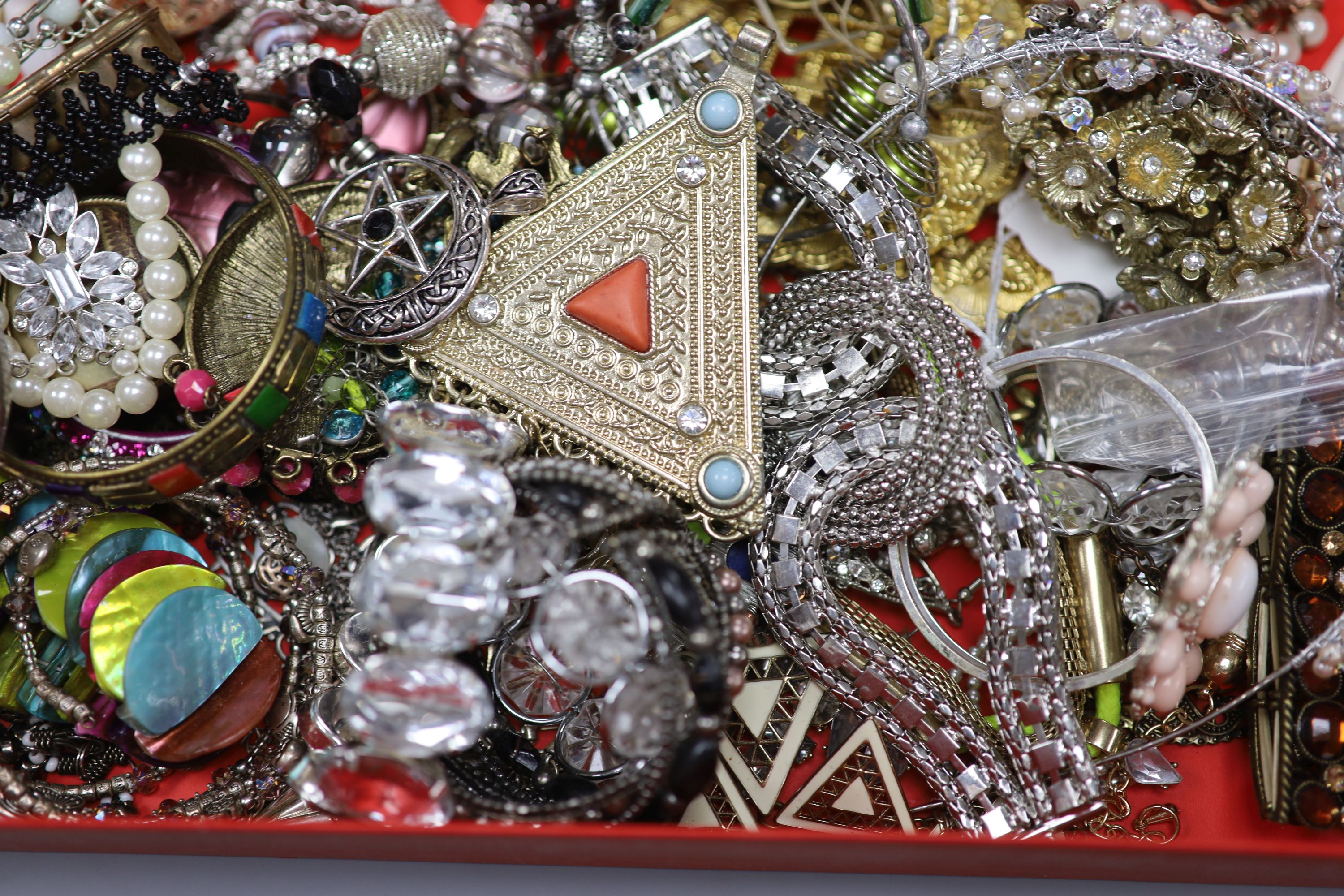 A quantity of assorted costume jewellery.